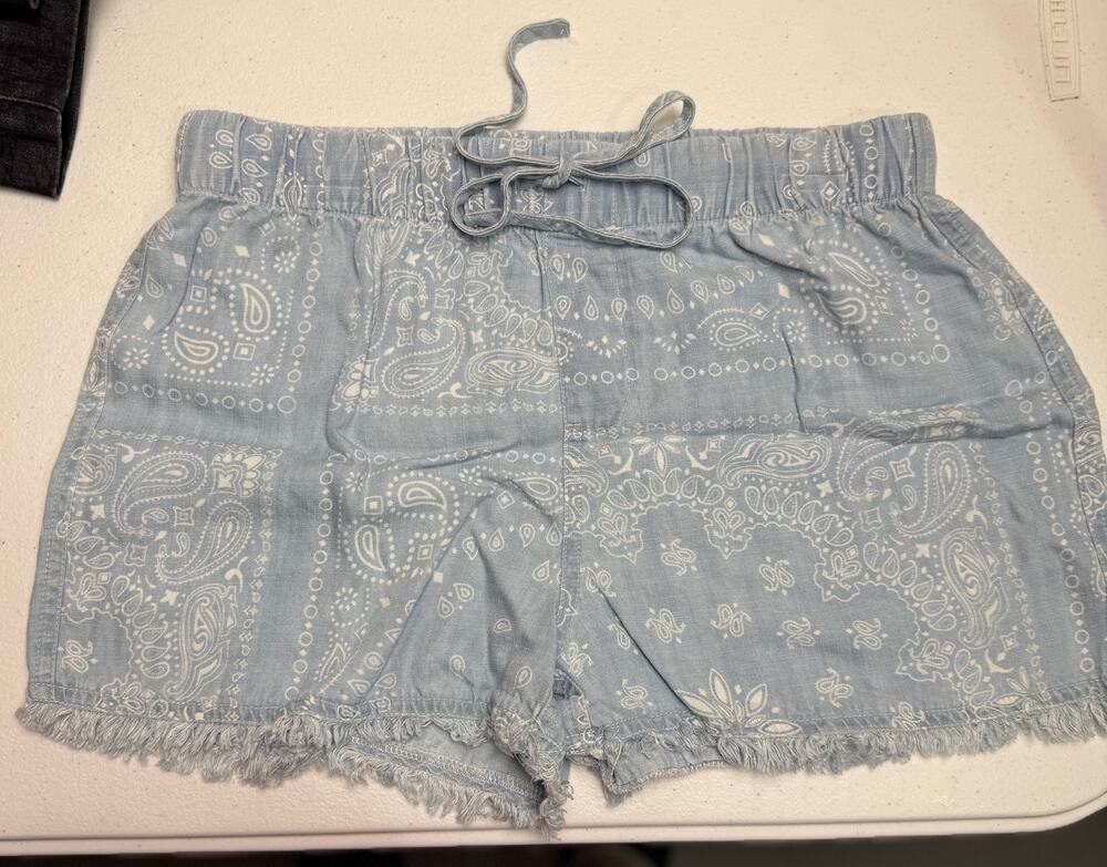 Tahari Women’s Fray Hem Drawstring Shorts Size Small Light Blue Ivory Bandana